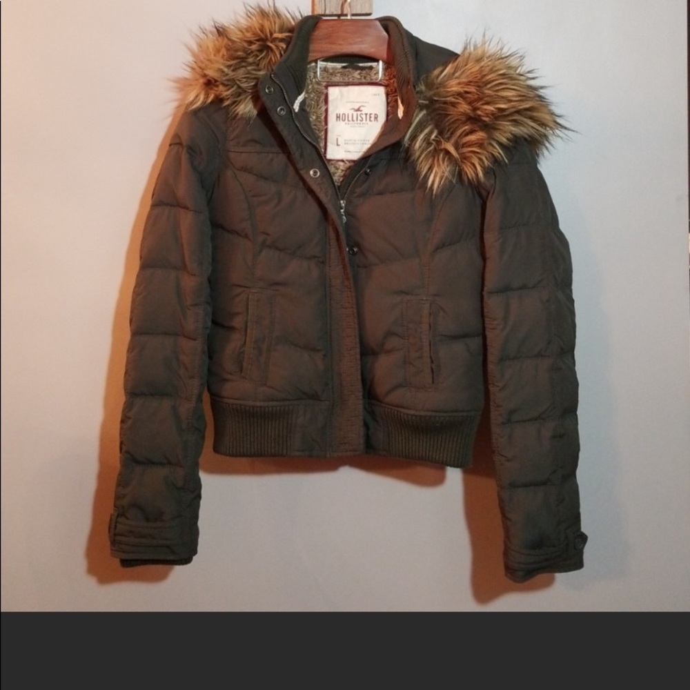 Hollister puffer jacket w/faux fur lined hood ❄️❄️
